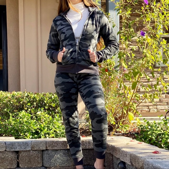 SALE-NO OFFERS‼️5🌟Camo Jogger Jumpsuit - Picture 4 of 8